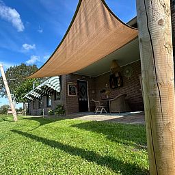 Schattige Veranda von Huisje in Sprundel, einem Ferienhaus im gruenen Westbrabant.