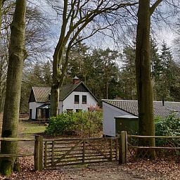 Rustieke toegangspoort van Huisje in Putte, vakantiehuis in West Brabant, Noord Brabant.