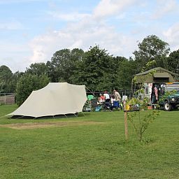 Campingplatz in Huisje in Terheijden, West-Brabant, mit Zelten und einem Gelaendewagen fuer einen abenteuerlichen Urlaub.