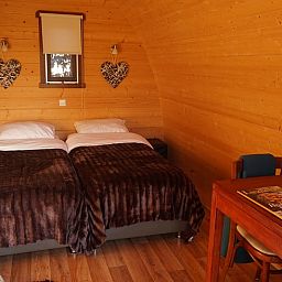 Gemuetliches Schlafzimmer im Cottage in Terheijden, Terheijden, mit Holzinterieur und bequemen Betten.