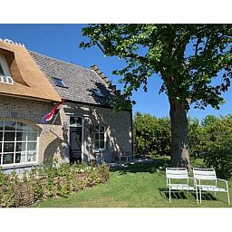 Charmant Huisje in Moerstraten, West Brabant met rieten dak en zonnige tuin, perfect vakantiehuis in de natuur van Noord Brabant.