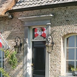 Charmante entree van Vakantiehuisje in Moerstraten, West Brabant, met authentieke bakstenen en landelijke details.