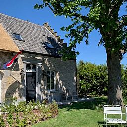 Vakantiehuisje in Moerstraten, Noord Brabant met charmant rieten dak en zonnige tuin. Perfecte vakantiewoning in West Brabant te midden van de natuur.