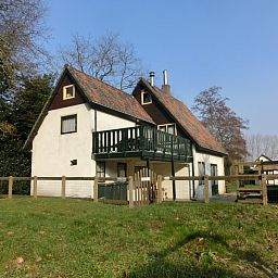 Achterzijde van vakantiehuis Maria in Schoorl met balkon en omheinde tuin