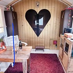 Stijlvolle badkamer van Wagen Cosy in Spaarndam met natuurlijke houten elementen en moderne wastafel bij de Noordzeekust in Noord-Holland.
