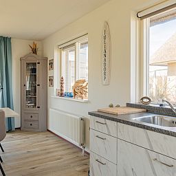 Gezellige keuken en eetruimte in Villa Luxe 6, vakantiehuis in Julianadorp aan de Noordzeekust, Noord-Holland.