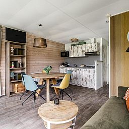 Gezellige woonkamer van Strandhuisje 5 personen in Julianadorp, Noordzeekust. Vakantiehuis met moderne keuken en sfeervolle inrichting.