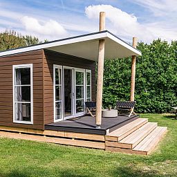 Strandhaus fuer 4 Personen in Julianadorp, Nordseekueste. Geniessen Sie das moderne Ferienhaus mit Terrasse und gruener Umgebung in Nordholland.