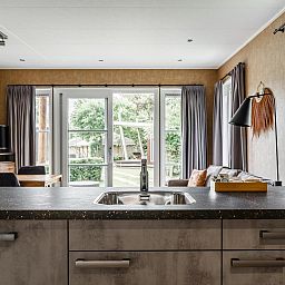 Gemuetliches Interieur des Beach House fuer 4 Personen in Julianadorp, Nordseekueste. Ferienhaus mit Blick auf gruenen Garten und moderne Einrichtung.