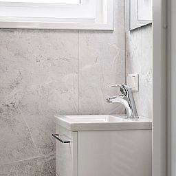 Modernes Badezimmer des Strandhauses fuer 4 Personen in Julianadorp, Nordseekueste. Ferienhaus mit Luxusausstattung in Nordholland.