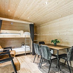 Gemuetliche Einrichtung der Woodlodge 4 Personen in Julianadorp, Nordseekueste, mit Holzeinrichtung und Etagenbetten fuer einen komfortablen Aufenthalt.