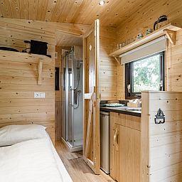 Gemuetliche Einrichtung der Woodlodge 4 Personen in Julianadorp, Nordseekueste. Kompaktes Ferienhaus mit Holzinterieur und modernen Annehmlichkeiten.