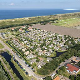 Luftaufnahme des freistehenden Hauses in Julianadorp, Ferienhaus an der Nordseekste in Nordholland, umgeben von Natur und in der Nhe des Meeres.