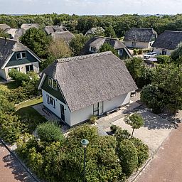 Freistehendes Haus in Julianadorp, Ferienhaus an der Nordseekste in Nordholland mit Reetdach, umgeben von grner Natur.