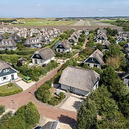 Luftaufnahme des freistehenden Hauses in Julianadorp, Ferienhaus an der Nordseekste in Nordholland, umgeben von grner Natur und Stille.