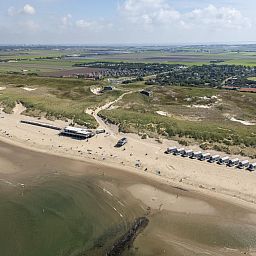 Luftaufnahme der Nordseekste mit Einfamilienhaus in Julianadorp, Ferienhaus in den Dnen von Nordholland fr einen entspannten Aufenthalt.