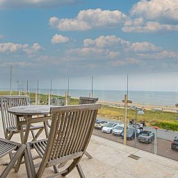 Geniessen Sie den Panoramablick auf das Meer von der Terrasse des Ferienhauses De Garnaal in Egmond aan Zee, Nordholland.