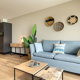 Stilvolles Wohnzimmer der Wohnung 4B in Egmond aan Zee, Nordseekueste. Gemuetliche Sitzecke in der modernen Ferienwohnung Nordholland.