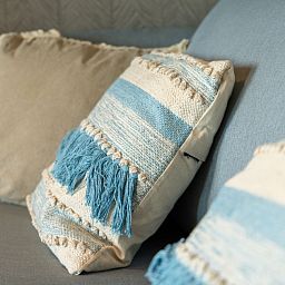 Gemuetliche Sitzecke des Apartments 4B in Egmond aan Zee, Nordseekueste, Nordholland, mit bequemen Kissen auf dem Sofa.