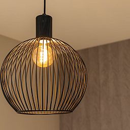 Stijlvolle hanglamp in de binnenruimte van Appartement 3A, Egmond aan Zee, Noordzeekust, Noord-Holland.