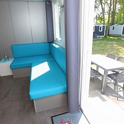 Zonnige binnenruimte met uitzicht op terras in Vrijstaande comfort chalet ECO6, Egmond aan Zee, Noordzeekust, Noord-Holland.