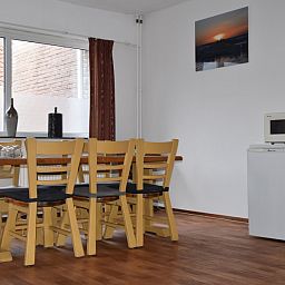 Gemtliche Essecke im Family House Buis, Ferienhaus in Egmond aan Zee in der Nhe der Nordseekste.