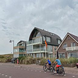 Krab aan Zee Ferienhaus in Egmond aan Zee mit moderner Architektur an der Nordseekueste von Nordholland.
