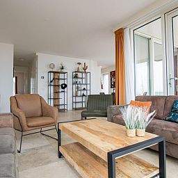 Stilvolles Wohnzimmer im Ferienhaus "Krab aan Zee" in Egmond aan Zee, Nordholland, mit moderner Einrichtung und grosszuegigem Design.