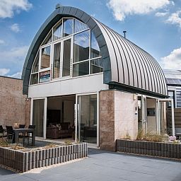 Ferienhaus Zeebaars in Egmond aan Zee, Nordholland, mit moderner Architektur und sonniger Terrasse an der Nordseekueste.