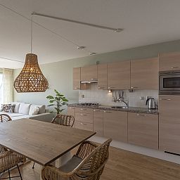 Gemuetliche Kueche und Essbereich im Ferienhaus Duinerei B202 Groote Keeten, Callantsoog, Nordseekueste.