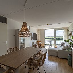 Modernes Esszimmer im Ferienhaus Duinerei B202 Groote Keeten, Callantsoog, Nordholland.