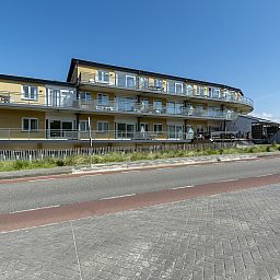 Aussenansicht von Wijde Blick 103 Callantsoog, modernes Ferienhaus an der Nordseekueste, Nordholland.