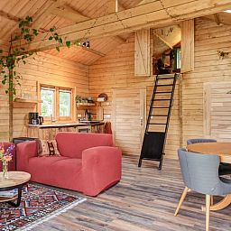 Gemuetliches Interieur des Ferienhauses in Callantsoog, Nordseekueste, Nordholland mit Holzinterieur und modernen Annehmlichkeiten.