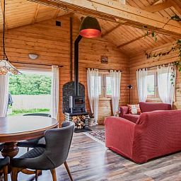 Geraeumiges Esszimmer im Ferienhaus in Callantsoog, Nordseekueste, Nordholland mit Blick auf die umliegende Landschaft.