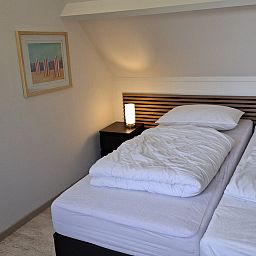 Gemuetliches Wohnzimmer im NH549, Callantsoog, Nordseekueste, mit bequemen Sitzgelegenheiten und maritimen Themen.