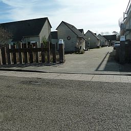 Esszimmer im Ferienhaus NH549, Callantsoog, Nordseekueste, mit Holzmoebeln und Kunst an der Wand.