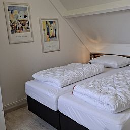 Schlafzimmer im Ferienhaus NH549, Callantsoog, Nordseekueste, mit bequemen Betten und erholsamen Moebeln.