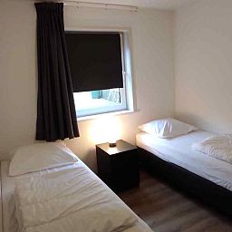 Moderne Dusche im Ferienhaus NH213 an der Nordseekueste, Callantsoog, mit Glaswand und stilvollen Fliesen.