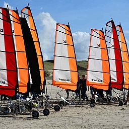 Gemuetliches Schlafzimmer mit zwei Betten im NH096 Ferienhaus Callantsoog, Nordseekueste Noord-Holland