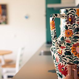 Detaillierte Nahaufnahme einer dekorativen Vase in der Kueche von Royal Dune 4, Callantsoog.