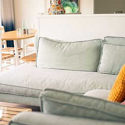 Comfortabele bank in het vakantiehuis Farmland Family 6 in Callantsoog, Noord-Holland, perfect voor ontspanning.