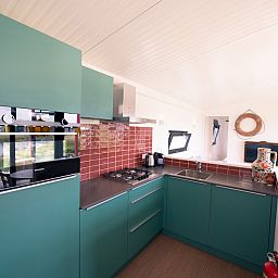 Moderne keuken in Farmland Family 6, een vakantiehuis aan de Noordzeekust in Callantsoog, Noord-Holland.