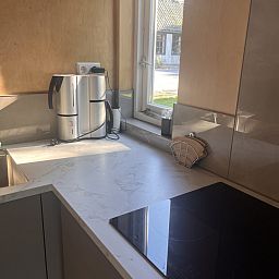 Moderne badkamer van vakantiehuis NH581 in Groet, Noordzeekust, Noord-Holland met verlichte spiegel en stijlvolle wastafel.