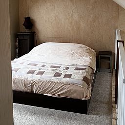 Vakantiehuis NH581 in Groet, Noordzeekust, Noord-Holland met grote ramen en uitzicht op de groene omgeving.