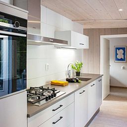 Moderne keuken in vakantiehuis AanNoordzee.nl, Noordzeekust, Noord-Holland.