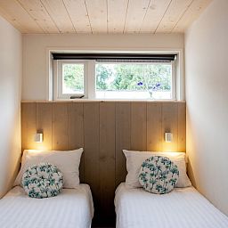 Knusse slaapkamer met uitzicht in vakantiehuis AanNoordzee.nl, Noordzeekust.
