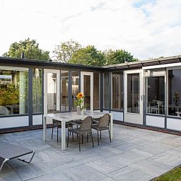 Ruim terras van bungalow AanNoordzee.nl, Sint Maartenszee, Noord-Holland.