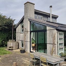 Geniessen Sie die Ruhe im Huisje in Egmond-Binnen, einem Ferienhaus an der Nordseekueste mit einem grossen Garten und einer Terrasse in Nordholland.