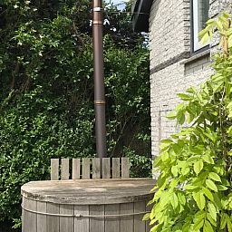 Geniessen Sie die Ruhe und den Frieden in einem Haus in Egmond-Binnen mit einem Holz-Whirlpool, umgeben von gruener Natur an der Nordseekueste in Nordholland.