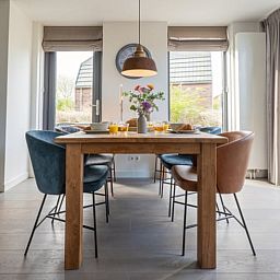 Eetkamer met veel lichtinval in Huisje in Egmond aan den Hoef, vakantiehuis aan de Noordzeekust.